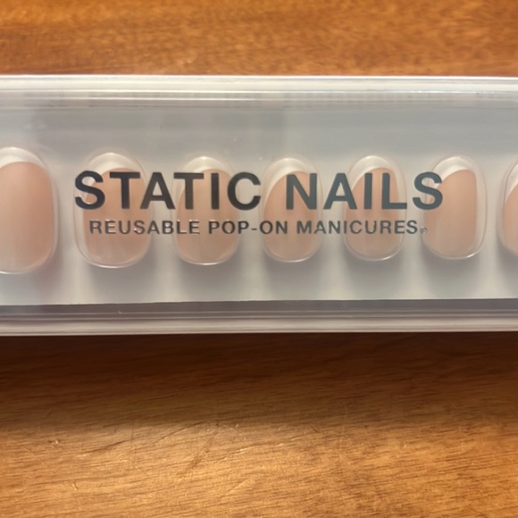 NWT Static nails reuseable pop-on manicure in curved French round. - Picture 5 of 11